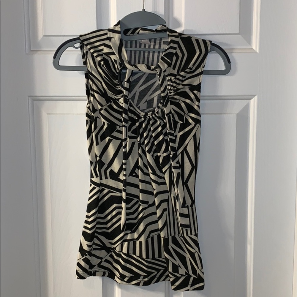 Sleeveless neck tie top